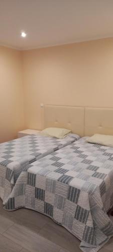 - une chambre avec un grand lit dans l'établissement Rocha Apartment Plus, à Portimão