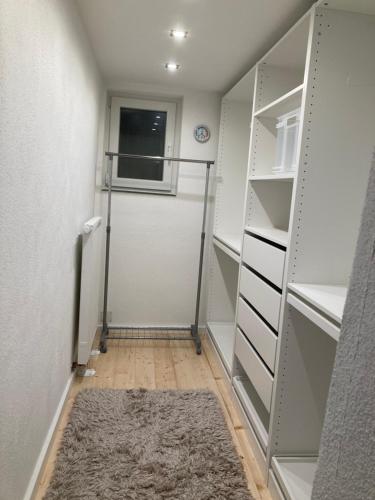 un vestidor con una puerta y una alfombra en Ruhig und Zentral, en Friedberg