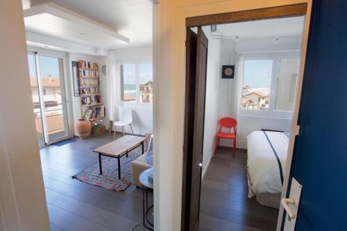 - une chambre avec un lit et une table dans l'établissement * Hossegor * Cosy * Plage 100m * Idéale Couple, à Soorts-Hossegor