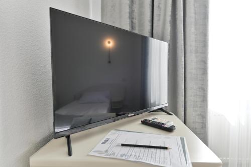 Makis Hotel SPAにあるテレビまたはエンターテインメントセンター
