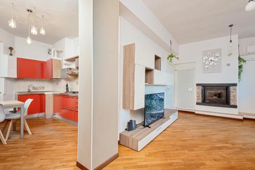 cocina con sala de estar con chimenea en Giavarico House, Terre Marine, en La Spezia