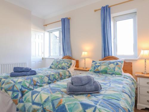 1 dormitorio con 2 camas con sombreros en Southview Amble en Morpeth