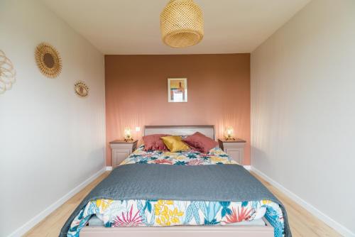 1 dormitorio con 1 cama con 2 mesitas de noche en La Maison Bretonne - 300m de la mer, en Pleubian
