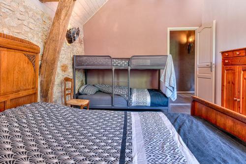 1 dormitorio con 1 litera en una habitación en Gites de Ponsillou, en Lavercantière