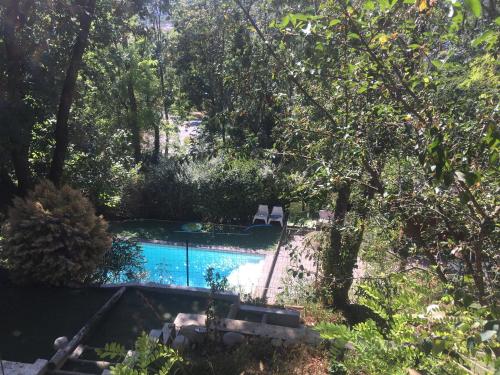 una piscina en medio de un patio con árboles en Marie's Home en Saint-Péray