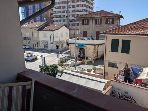 a view of a city street from a balcony at La Rosetta in Querceta