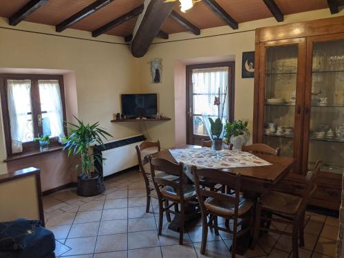 a dining room with a table and chairs at La Rosetta in Querceta