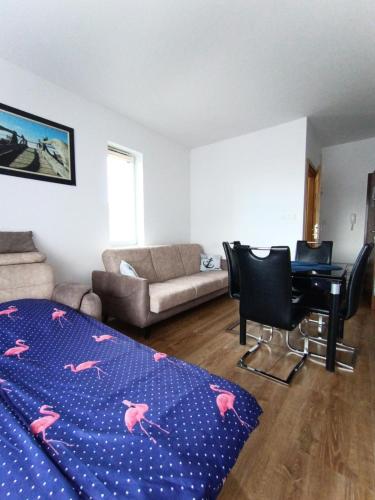 ein Wohnzimmer mit einem Bett und einem Schreibtisch in der Unterkunft Flamingo 20 in Misdroy