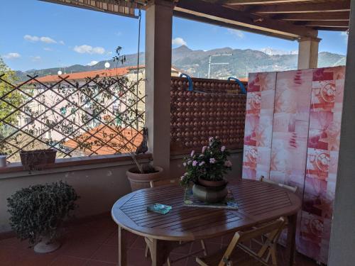 a table with a potted plant on a balcony at La Rosetta in Querceta