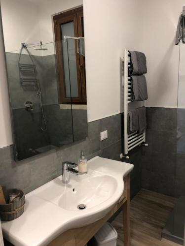 Bilik mandi di Relax & Emozioni Rooms