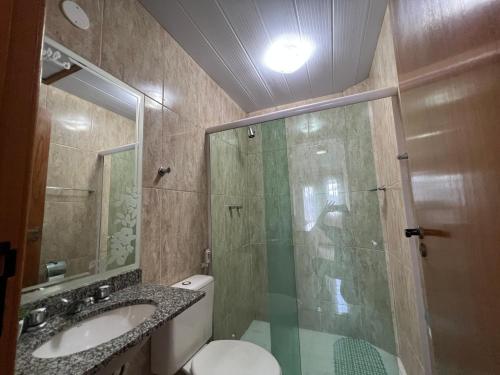 Ванная комната в Aconchego em Teresópolis com piscina privativa próximo a feirinha