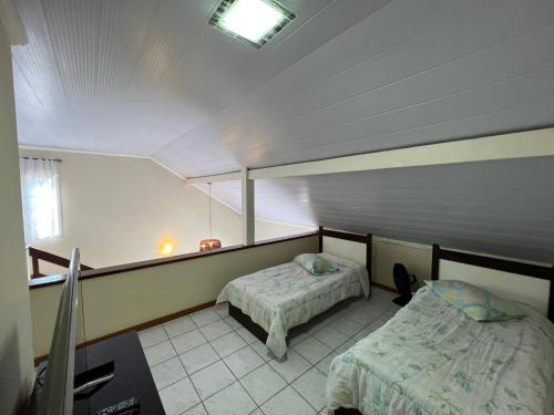 um quarto com duas camas num quarto em Aconchego em Teresópolis com piscina privativa próximo a feirinha em Teresópolis