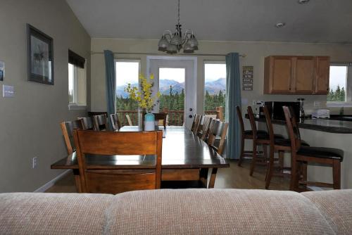 Dapur atau dapur kecil di 5 Star Denali Park Spacious Family Home