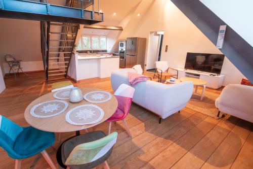 Μια τηλεόραση ή/και κέντρο ψυχαγωγίας στο Loft les deux cèdres avec vue panoramique