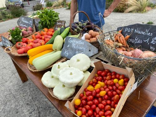 uma mesa com cestas de frutas e legumes em Domaine Labouroume em Salies-de-Béarn