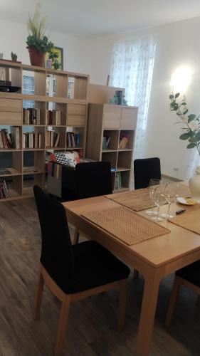 une salle à manger avec une table et des chaises en bois dans l'établissement Vatican's apartment, à Rome