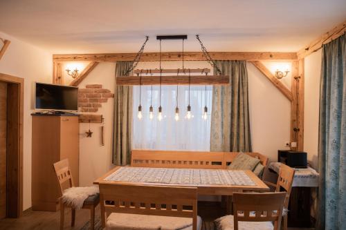 uma sala de jantar com uma mesa e uma janela em Ferienhaus Plöckenstein em Schwarzenberg am Bohmerwald