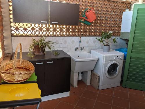 ein Badezimmer mit einer Waschmaschine und einem Waschbecken in der Unterkunft La Rosetta in Querceta