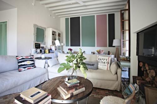 a living room with a couch and a table at Ca's Papà in Valldemossa