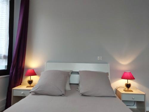 um quarto com uma cama branca e 2 candeeiros em Logement tout confort au coeur de la Haute-Savoie - Le Barycentre em La Roche-sur-Foron