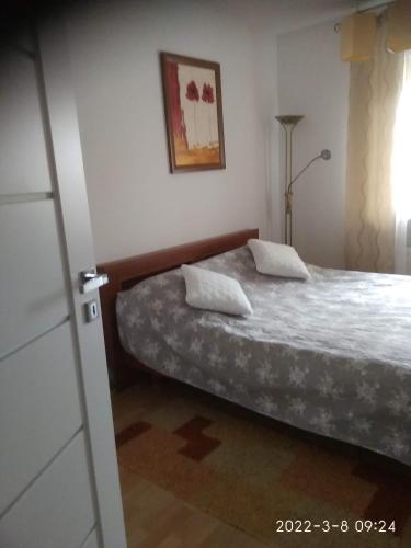 a bedroom with a bed in a room at Mieszkanie Jadwigi in Giżycko