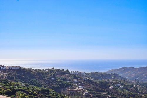 z powietrza widok na ocean i miasto w obiekcie Penthouse 17A, Frigiliana 2 bedroom, Pool, Large Terrace and Amazing views in the center of Frigiliana HansOnHoliday Rentals w mieście Frigiliana