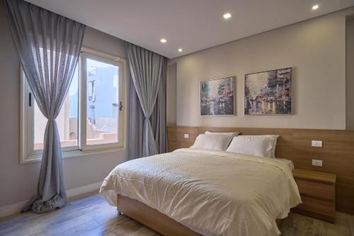 Un dormitorio con una cama grande y una ventana en Maison 7, 