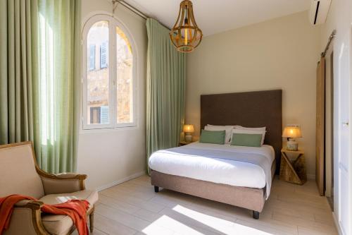 Hotel les Armoiries في فالبون: غرفة نوم بسرير ونافذة