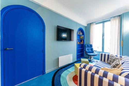 d'un salon avec des murs bleus et une porte bleue. dans l'établissement Emblematic apartment 2BR6P Saint honoré Rivoli, à Paris