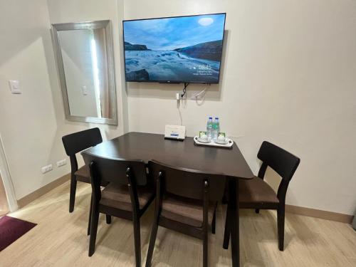 Televisyen dan/atau pusat hiburan di Iloilo Staycation with a Pool, Gym and Playroom