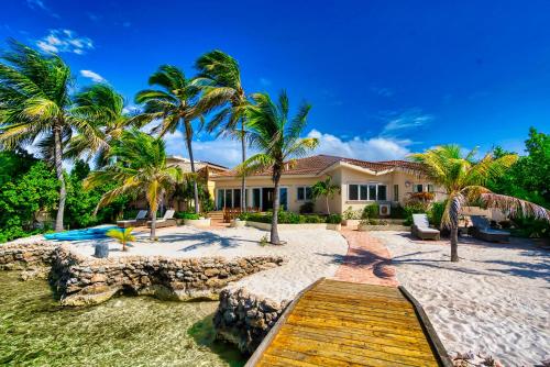 Κήπος έξω από το Private Beach Ocean Front Boat Dock Tiki Bar
