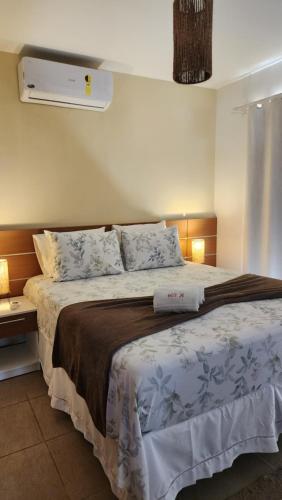 1 dormitorio con 1 cama grande y 2 lámparas. en Beachfront Apartment, en Cumbuco