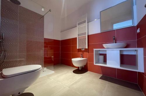 La salle de bains est pourvue de toilettes blanches et d'un lavabo. dans l'établissement Arqué Apartments - Arco Centro, à Arco