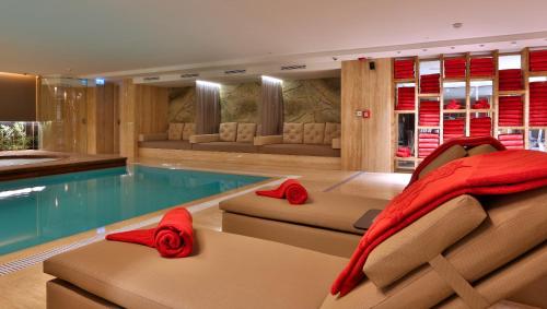 伊斯坦堡的住宿－多索多索Spa市區酒店，一个带游泳池和房子的客厅