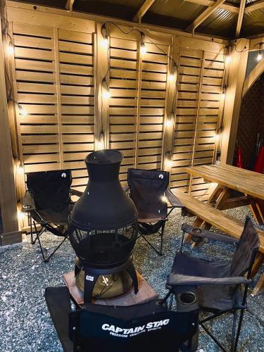 a room with a grill and chairs and a table at 安野月江苑 Anno Gekkouen FUJI in Fujiyoshida