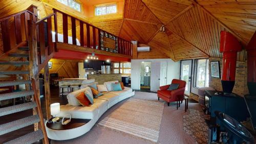 Square Bed Round House – Photos 2