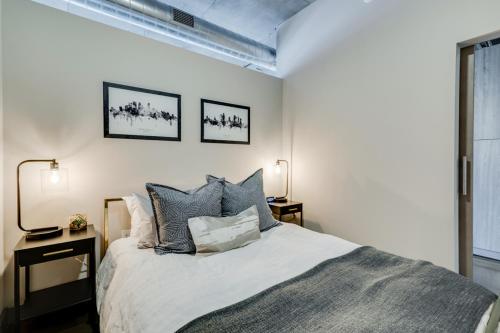 ein Schlafzimmer mit einem Bett, zwei Lampen und einem Fenster in der Unterkunft Sable 68 - One Bedroom in Minneapolis