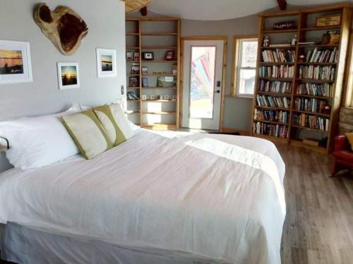 Square Bed Round House – Photos 4