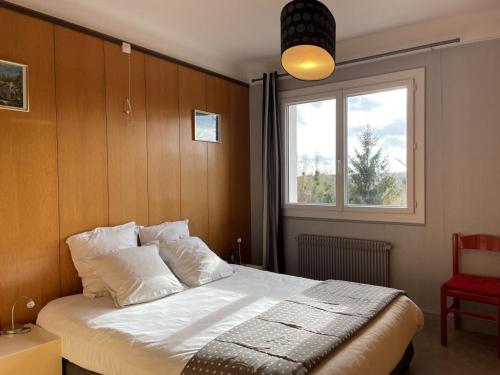 sypialnia z dużym łóżkiem i oknem w obiekcie Appartement Vichy, 2 pièces, 2 personnes - FR-1-489-302 w mieście Vichy