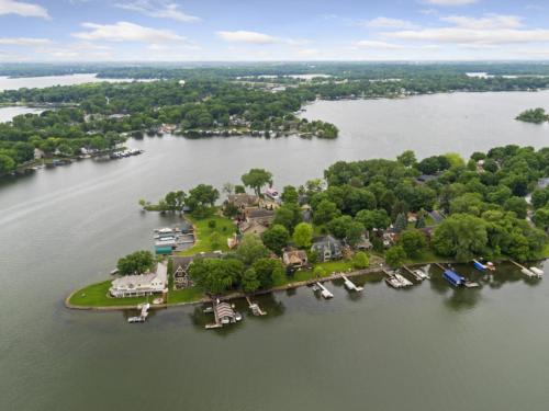Lakefront Luxury – Photos 2