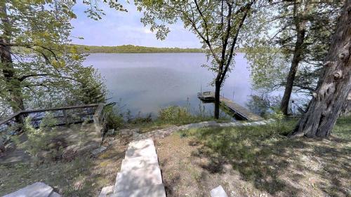 Lakefront Hideaway – Photos 2