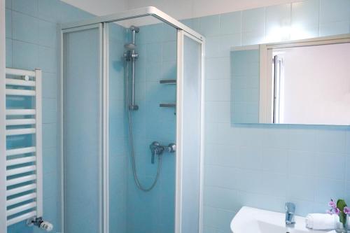 uma casa de banho com um chuveiro e um lavatório. em CiaoMi - Hotel, Hostel & Long Stay em Milão