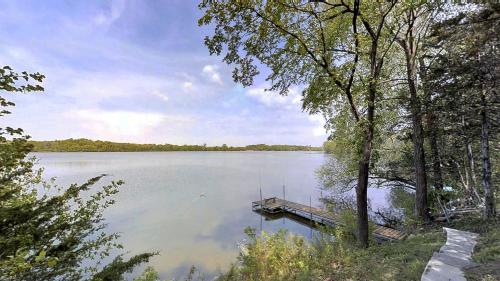 Lakefront Hideaway – Photos 4
