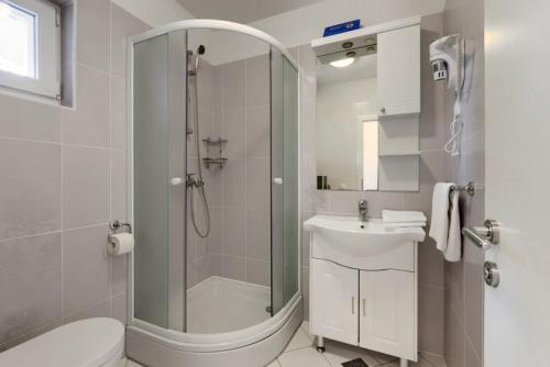 a bathroom with a shower and a toilet and a sink at APARTMAN MARICA LUN, OTOK PAG in Lun