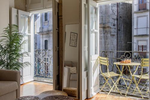 Virtudes Flat w/ AC & Balcony by LovelyStay