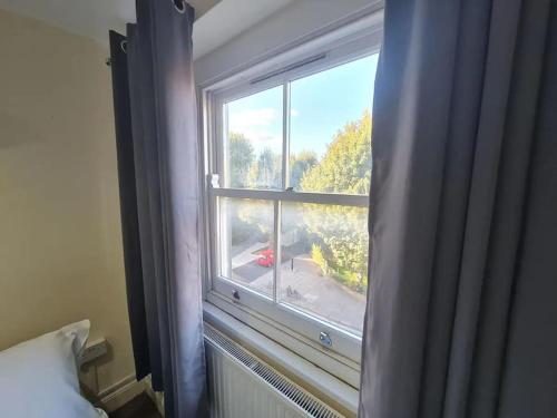um quarto com uma janela com vista em Lovely bedroom em Londres