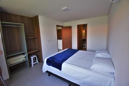 ein Schlafzimmer mit einem großen Bett in einem Zimmer in der Unterkunft Flats em Condominio Velas do Porto in Porto De Galinhas