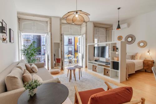 Virtudes Flat w/ AC & Balcony by LovelyStay