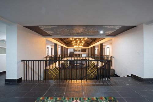 un corridoio con cancello in un edificio di Lo Mustang Himalayan Resort a Muktināth