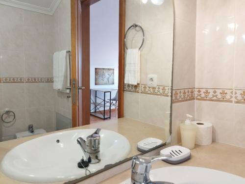 La salle de bains est pourvue d'un lavabo et d'un miroir. dans l'établissement MCStylo-Ocean View, à Caniço